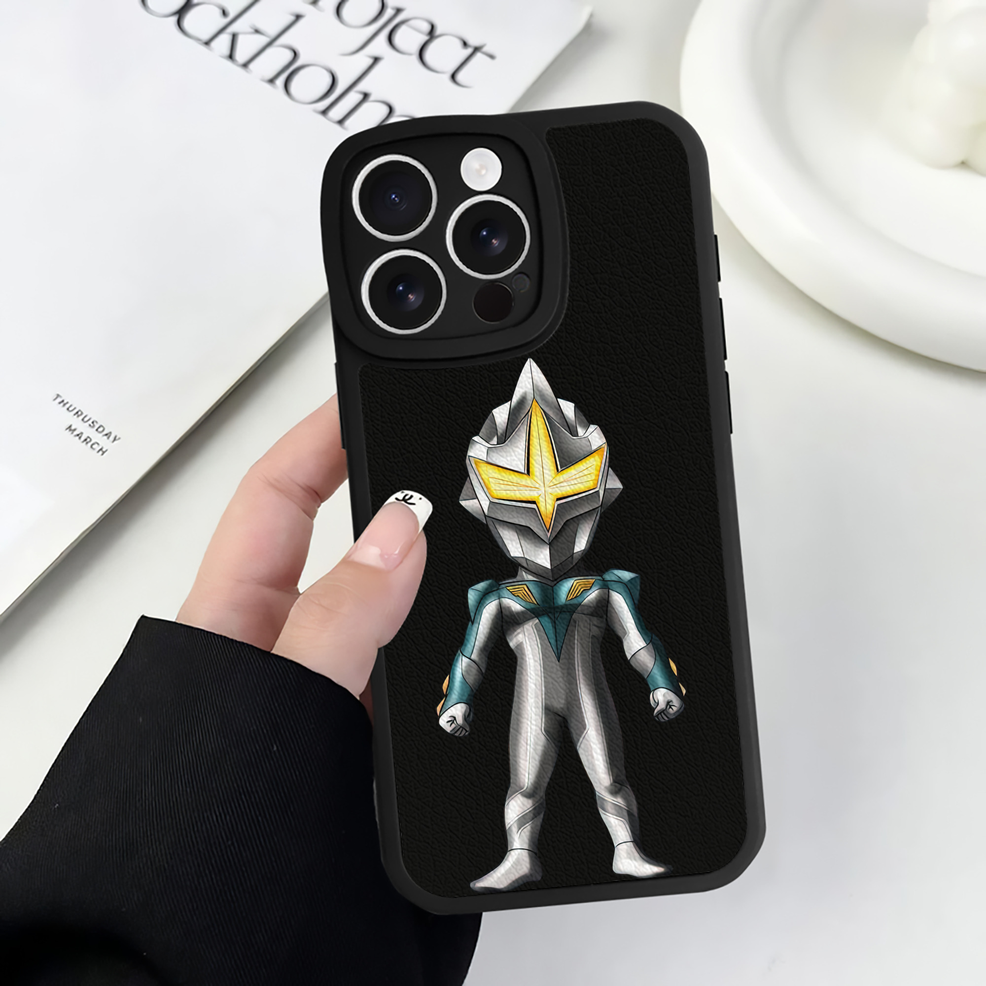（画像用） ウルトラマン Ultraman 【iPhone 16シリーズ対応】シリコンスマホケース（レザー調） 材質：シリコン